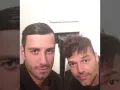 Ricky Martin y su pareja selfie.jpg