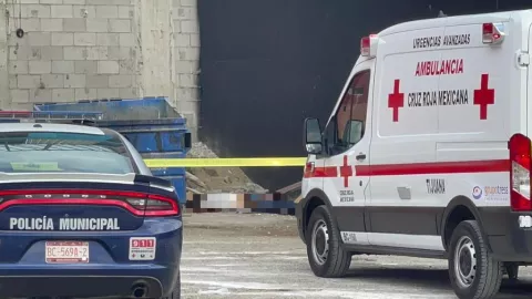 Hombre muere al caer de construcción