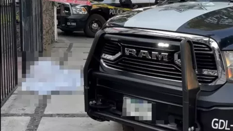 ¡IMÁGENES SENSIBLES! Vigilante de la tercera edad fallece en plena vía pública de Guadalajara