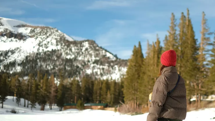 Una mujer camina por la montaña alpina en Mammoth, California.