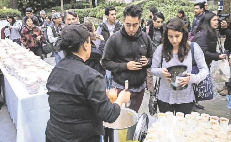 Los organizadores proporcionaron ponche y palomitas a los asistentes Foto Especial