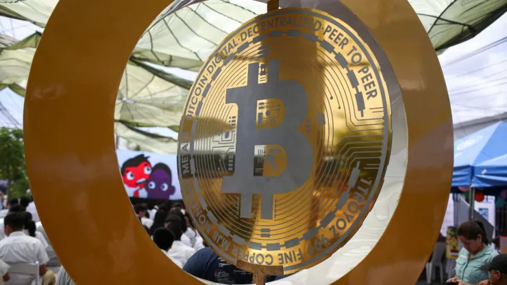 Bitcoin-El-Salvador-aniversario-moneda-de-curso-legal