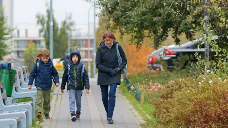 ¿Tu hijo carga con un peso excesivo? Descubre los peligros de las mochilas pesadas