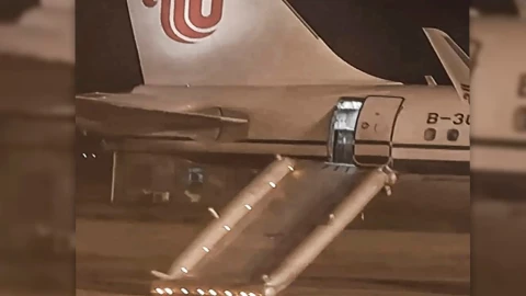 Mujer abre puerta de emergencia de avión