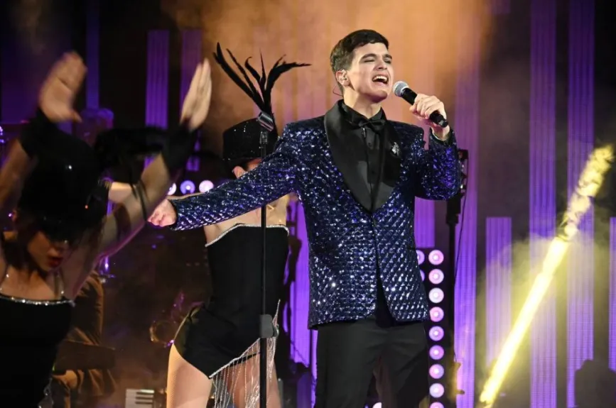 Julio Ávila compartió con pasión que lo que más ama hacer es cantar, y valora profundamente las enseñanzas de sus maestros en La Academia, quienes han sido más que guías artísticas; le han impartido lecciones sobre la vida misma. Recuerda que al inicio del proyecto se sentía como un rompecabezas, pero gracias a todo lo aprendido, ha logrado construirse como artista y como persona. En la gran final, se presentó en el escenario por última vez para interpretar “Bésame”.