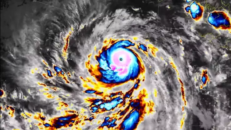 🌀Huracán Jova se degrada a categoría 4 y está por Baja California Sur