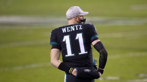 Carson Wentz pasa a los Indianápolis Colts