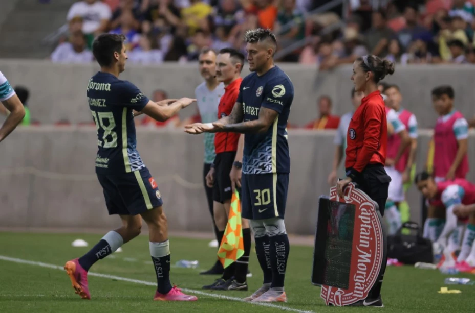 Nico Castillo entra de cambio