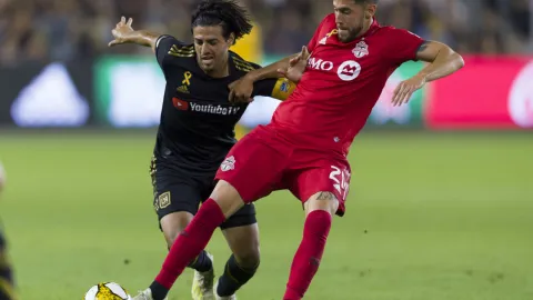 Carlos Vela durante un partido del LAFC contra el Toronto FC. Imagen: Reuters