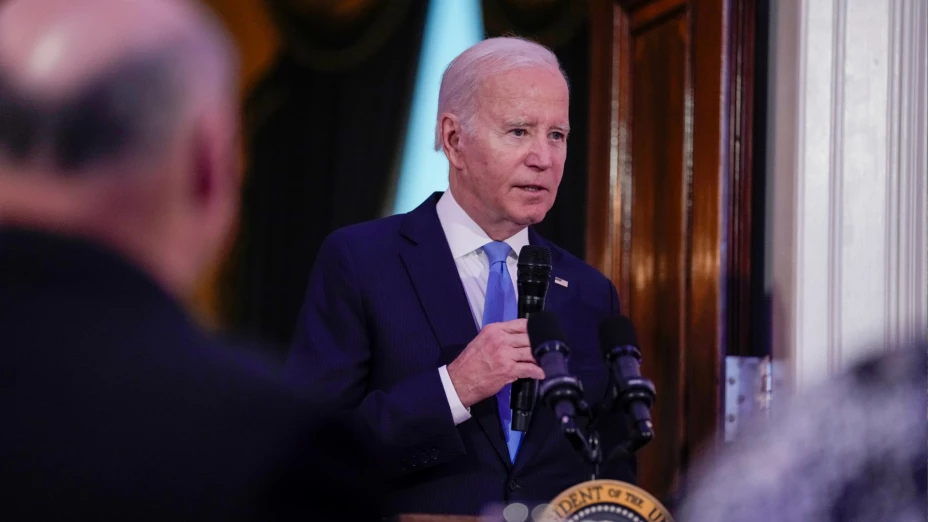 Joe Biden habla antes de una cena ante mandos militares.