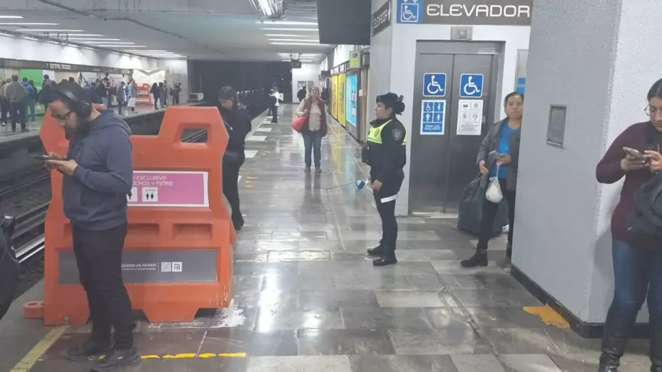 Interior de una estación del Metro CDMX.