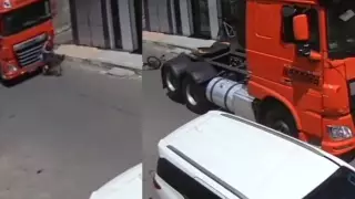 Imágenes fuertes: Tráiler atropella a mujer ciclista cuando llevaba a su hijo a la escuela
