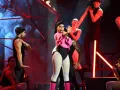 En la semifinal de La Academia 2024, Isaveli Laina deslumbró al público con su poderosa interpretación de “Adelante Corazón”. Su voz maravillosa fue el verdadero protagonista de la noche, a pesar de las críticas sobre su vestuario.
