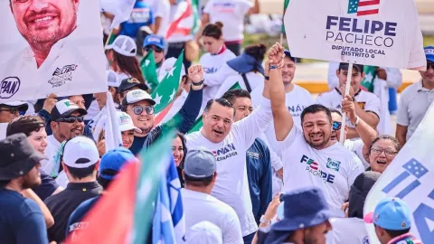 Renán Barrera y Cecilia Patrón realizaron una caminata junto a su equipo de trabajo