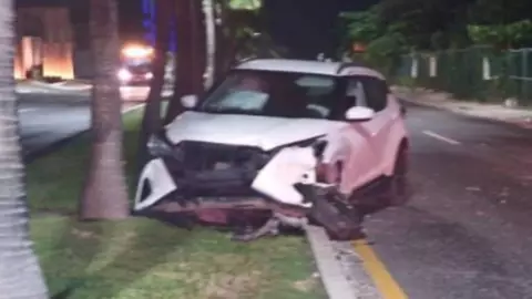 Accidente en Zona Hotelera de Cancún_ Automóvil choca contra una palmera.jpg