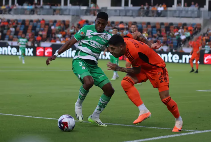 Santos disputa el balón contra el Houston Dynamo Leagues Cup