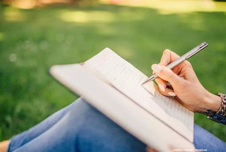 madre lleva hijo cancha internet gratis clases .jpg