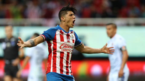 Alan Pulido celebra un gol con Chivas