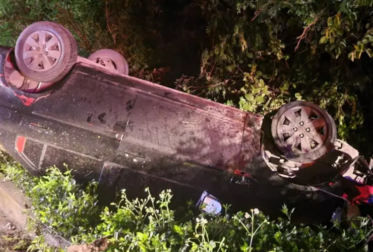 Volcadura de un automóvil en la Región 248 de Cancún; conductor sale huyendo.jpg