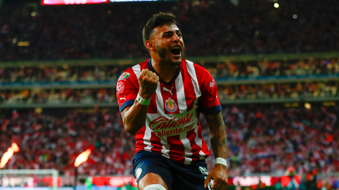 Alexis Vega celebra un gol con Chivas