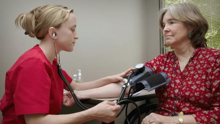 ¿Cómo tomarse la presión arterial sin aparatos?