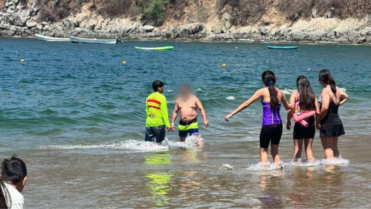 Hombre rescatado en playa de Manzanillo