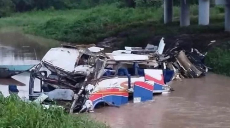 ¡Tragedia! Autobús de reconocido grupo musical se estrella y cae a un río; hay muertos y heridos_ VI.jpg