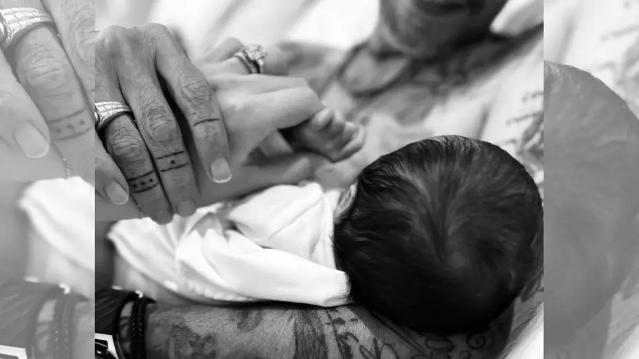 Marc Anthony muestra la primera foto de su hijo recién nacido.jpg