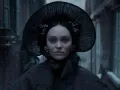 Los trajes y ropas de los personajes se utilizan para acentuar la sensación de opresión y el mal inherente en la historia. A través de las telas oscuras, los cortes dramáticos y los detalles góticos, el vestuario de la película no solo establece la época, sino que también realza la tensión y el horror de la trama.
Crédito: Universal Pictures