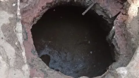 VIDEO: Policías rescatan a un bebé recién nacido con vida de una fosa