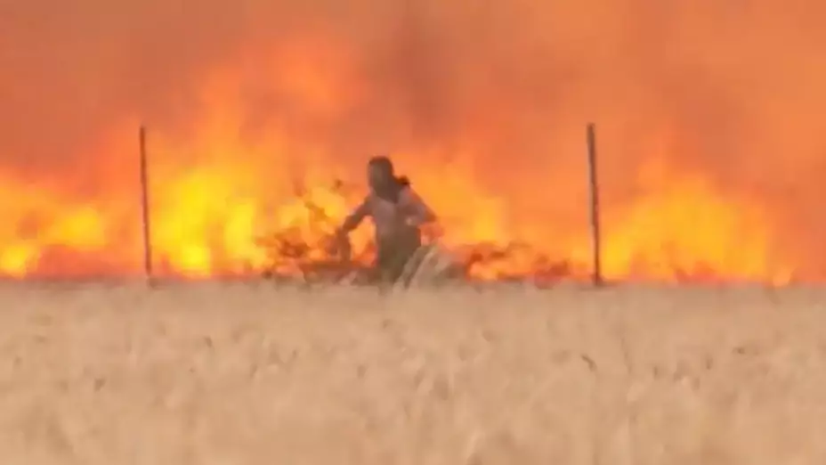 Hombre escapa de un incendio en España.