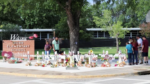 Familiares y amigos conmemoran en Texas el 1er. aniversario del tiroteo en la escuela Robb de Uvalde.