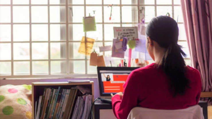 mujer con una computadora.jpg