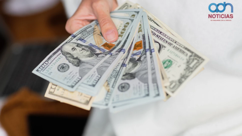 Pago en dólares en efectivo de diferentes denominaciones