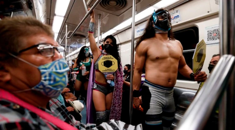 luchadores_metro.jpg