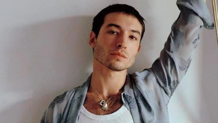 Ezra Miller se declara culpable de allanamiento