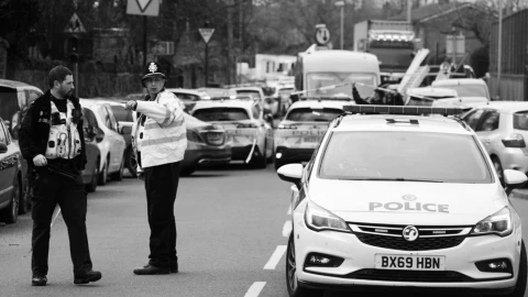 ¡Apuñalamiento masivo! Múltiples heridos tras ataque con cuchillo frente a escuela primaria