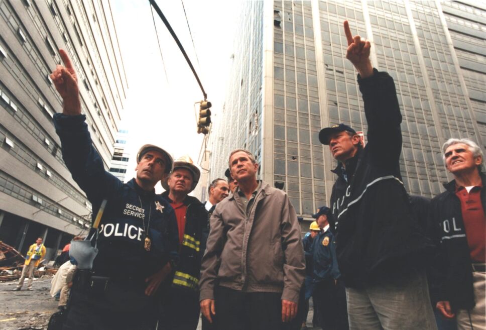 George W. Bush y policía.jpg