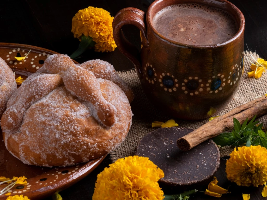 Pan de muerto y chocolate