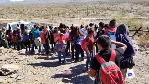 Aseguran a 57 migrantes en el desierto de Arizona