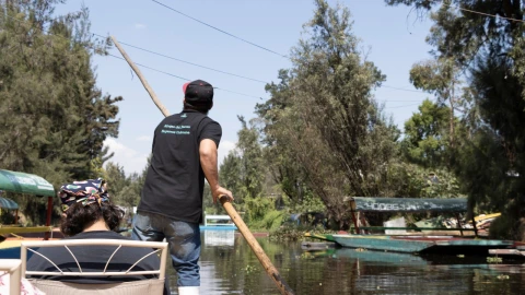 Eduardo rema la canoa que lleva al apiario de Abejas de Barrio