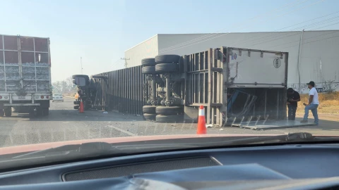 Volcadura en carretera Irapuato-Salamanca 5 de mayo 2025.png