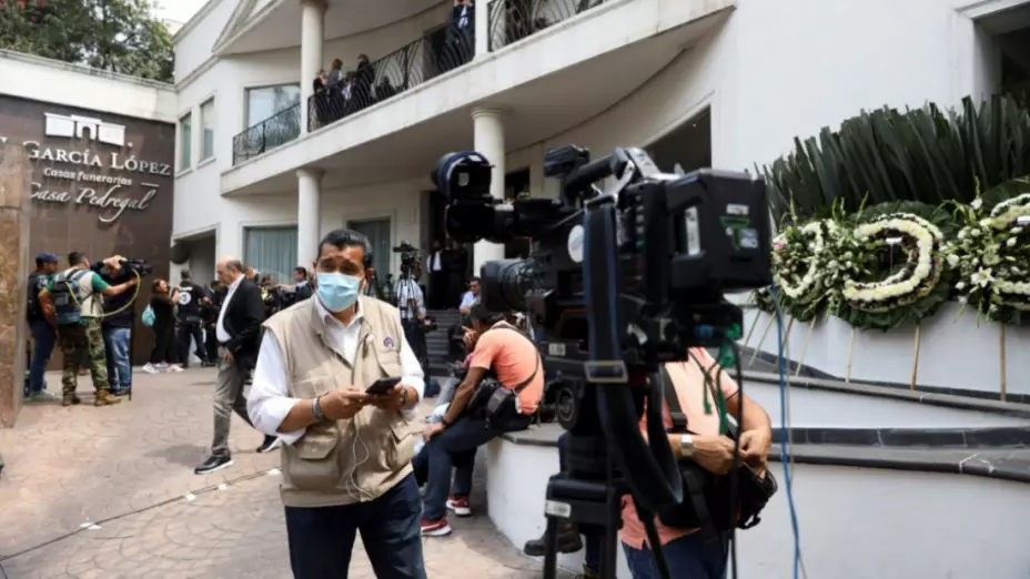 Velan restos de _Chabelo_ en funeraria en la CDMX