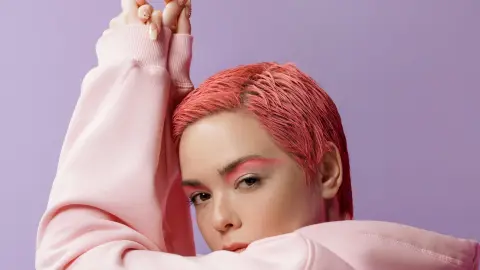 maquillaje cejas rosas.jpg