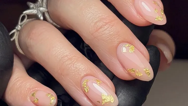 uñas doradas para mujeres de 50 y 60 años