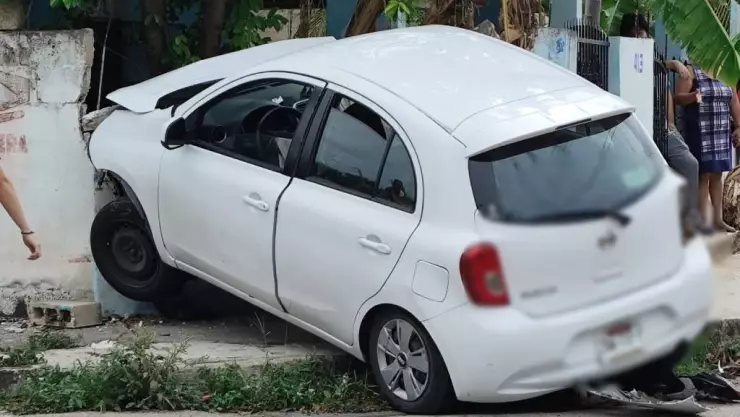 Aparatoso ACCIDENTE en el sur de MÉRIDA; auto impacta contra muro de VIVIENDA