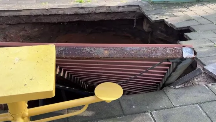 Mega socavón destruye bancas y pérgola de parque en la GAM, CDMX