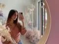 Nicole McPherson entre flores..jpg