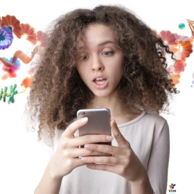 Niña consultando sus emociones en su celular con ayuda de IA.webp