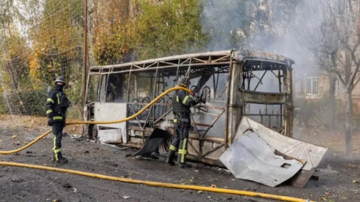 Guerra en Ucrania_ Hallan al menos 30 personas sin vida en autobuses tras bombardeo de Rusia en Kram.jpg